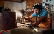 Новинарство је заменио занатом и добио слободу: Његови производи налазе се и у вили Жизел Бундшен Новинарство је заменио занатом и добио слободу: Његови производи налазе се и у вили Жизел Бундшен